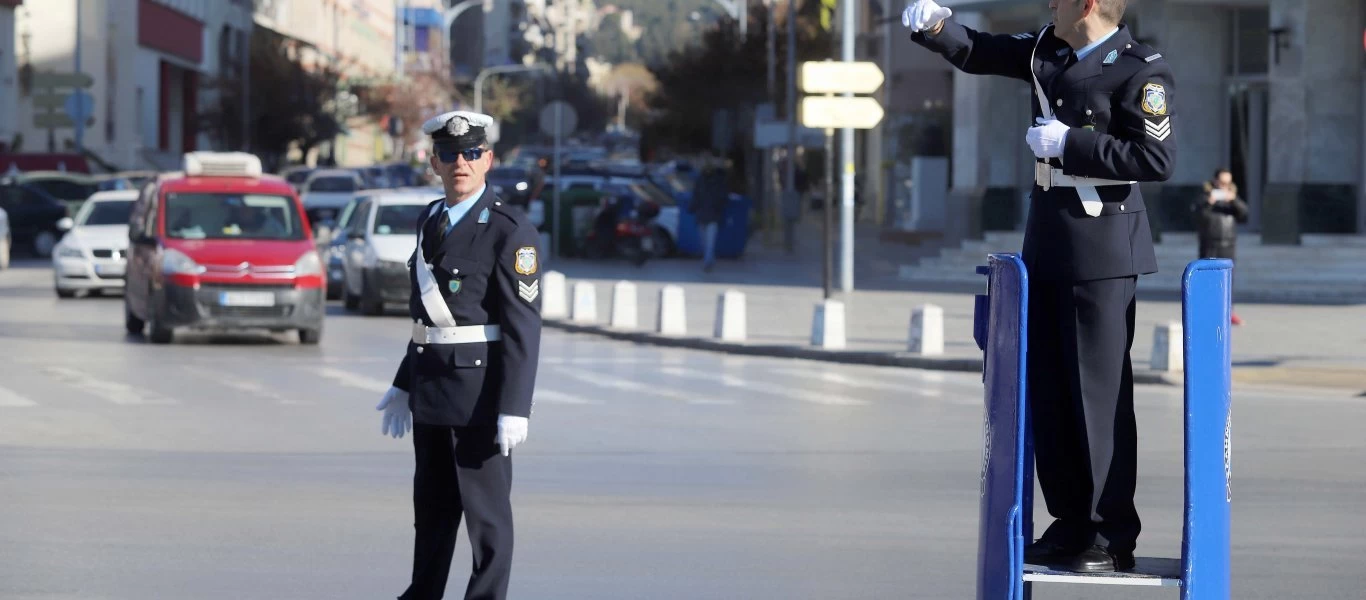 Θεσσαλονίκη: Συνεχίστηκε το «έθιμο» - Ο τροχονόμος με το βαρέλι επέστρεψε στο Λευκό Πύργο (φώτο - βίντεο)
